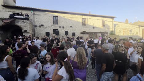 Menschenmenge-Tanzt-Beim-Weinlesefest-Des-Mittelalterlichen-Penna-In-Der-Stadt-Teverina-In-Italien