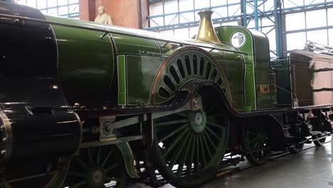 Schwenkaufnahme-Restaurierter-Historischer-Lokomotiven-Im-National-Railway-Museum-In-York
