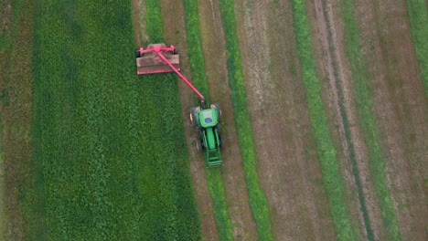 Ernte-Aus-Der-Luft:-Grüner-Traktor-Mäht-Heu-Auf-Einem-Kreisförmigen-Feld-In-British-Columbia