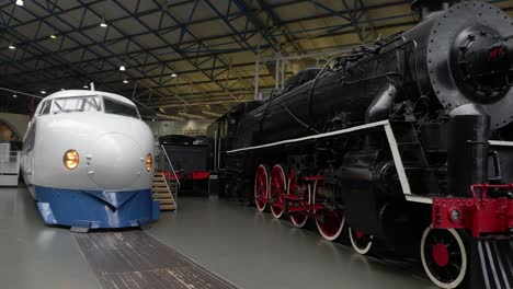 Schwenk-Einer-Großen-Sammlung-Von-Zügen-Im-National-Railway-Museum-In-York