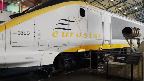 Toma-Panorámica-De-Un-Histórico-Tren-Eurostar-En-El-Museo-Nacional-Del-Ferrocarril-De-York.