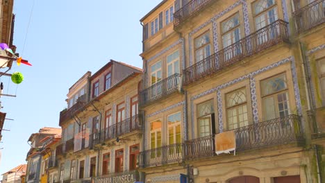 Typische-Fenster-Und-Balkone-Farbenfroher-Reihenhäuser-An-Sonnigen-Tagen-In-Porto,-Portugal