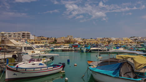 Barcos-De-Pesca-De-Colores-En-El-Puerto-De-Marsaxlokk,-Time-lapse-De-La-Isla-De-Malta