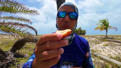 Hombre-Comiendo-Dátiles-Frescos-Fruta-Recién-Tomada-De-La-Palmera,-Isla-Tropical-Cayo-De-Agua