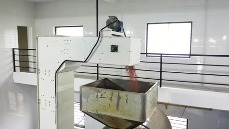 Im-Erdnussbutter-Herstellungsprozess-Umkreist-Eine-Trägerdrohnenkamera-Die-Verarbeitungsanlage