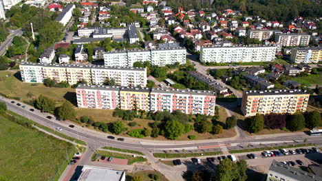 Edificios-De-Apartamentos-Y-Casas-Suburbanas-Se-Alinean-A-Lo-Largo-De-Una-Ladera-Cubierta-De-Hierba-En-Polonia