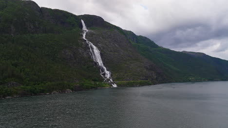 Weitblick-Auf-Den-Atemberaubenden-Und-Schönsten-Wasserfall-Langfoss