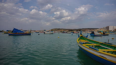 Coloridos-Barcos-De-Pesca-En-El-Puerto-De-Marsaxlokk,-Puerto-De-La-Isla-De-Malta
