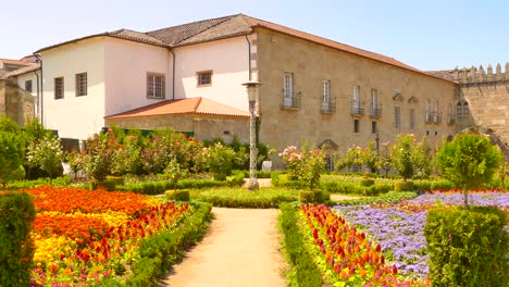 Herrliche-Bunte-Gärten-Im-Bischofspalast-In-Braga,-Portugal