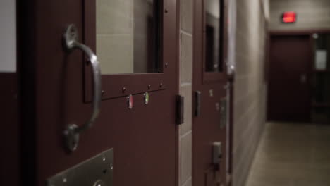 Puertas-De-Prisión-En-El-Pasillo-De-La-Cárcel-O-Centro-Penitenciario