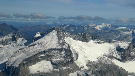 Cordillera-De-Roca-Nevada-En-El-Parque-Provincial-Garibaldi-En-Columbia-Británica,-Canadá