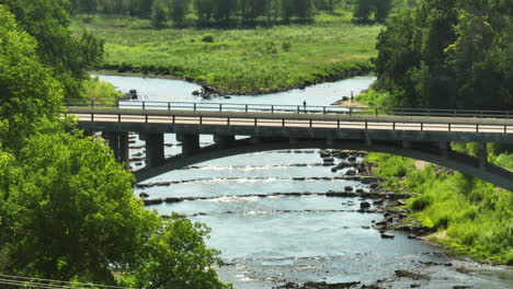 Minnesota-Avenue-Bridge-überquert-Den-Zumbro-River-Mit-Felsbogenzweigen,-Um-Erosion-Zu-Reduzieren