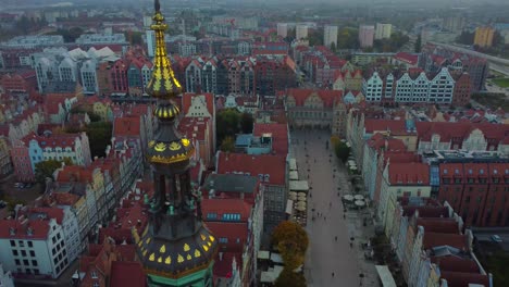 Vídeo-Cinematográfico-Aéreo-De-Drones-4k-De-La-Torre-Del-Reloj-Del-Ayuntamiento-De-Gdansk-De-Cerca---Gdansk,-Polonia