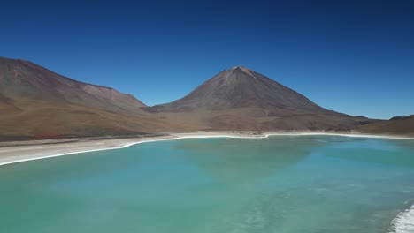 Toma-Panorámica-Aérea-De-Drones-Sobre-Un-Gran-Lago-Congelado-Rodeado-Por-Una-Cordillera-En-Bolivia-En-Un-Día-Soleado