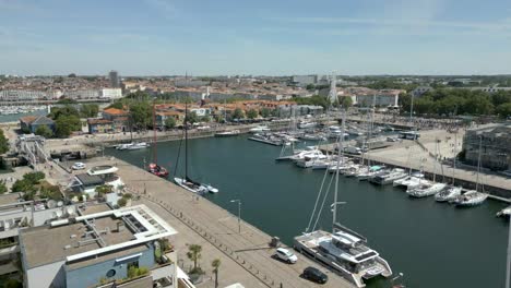 Barcos-Amarrados-En-El-Antiguo-Puerto-De-La-Rochelle,-Charente-Maritim-En-Francia.