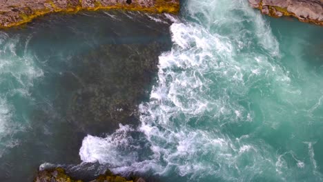 Von-Oben-Nach-Unten-Aufgenommenes,-Ruhiges-Wasser,-Das-Durch-Mehrere-Wasserfälle-In-Island-Fließt