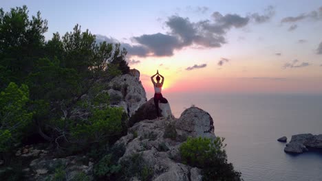 Perfekte-Luftaufnahme-Von-Oben-Flug-Ibiza-Klippe-Yoga-Baum-Pose-Modell-Mädchen-Sonnenuntergang-Abend