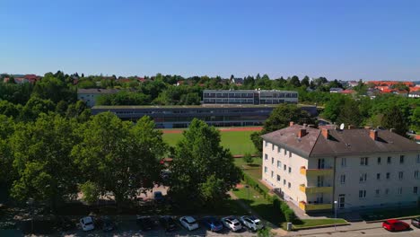 Mistelbach,-Niederösterreich,-Österreich-–-Eine-Zentrale-Einrichtung,-Die-Mehrere-Schulen-Beherbergt-–-Drohne-Fliegt-Vorwärts