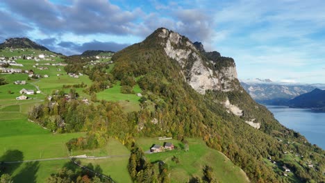 Hoch-Aufragende-Berge-In-Wunderschöner-Alpenlandschaft-Mit-Dramatischer-Wolkenlandschaft-Bei-Sonnenuntergang