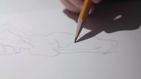 Mädchenzeichnungsskizze-Anatomie-Frauenkörper-Mit-Einem-Bleistift-In-Ihrem-Atelier