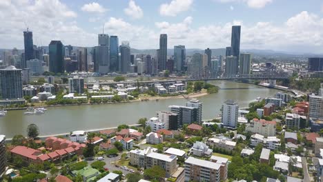 Panorama-Luftübersicht-über-Den-Vorort-Von-Brisbane,-Australien-Und-Den-Fluss-Am-Mittag