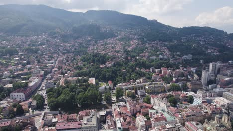 Stadtbild-Von-Sarajevo-Mit-Dichter-Bebauung-Und-Umliegenden-Hügeln