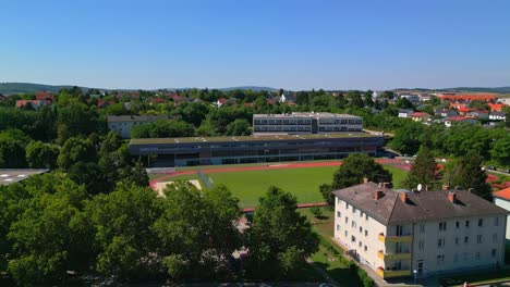 Mistelbach,-Niederösterreich,-Österreich-–-Zahlreiche-Schulen-Gruppieren-Sich-Um-Ein-Zentrales-Fußballfeld-–-Drohne-Fliegt-Vorwärts