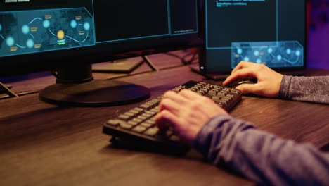 Hacker-Escribiendo-Código-De-Malware-En-El-Teclado