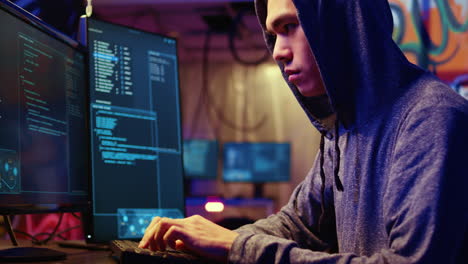 Hacker-Am-Computer,-Der-Spyware-Entwickelt