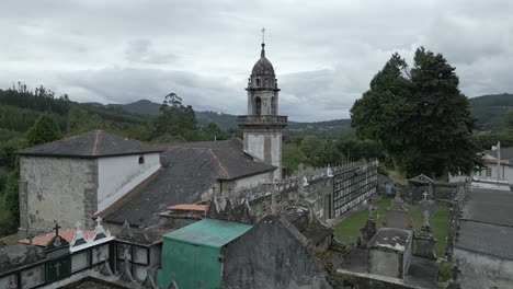 Antigua-Iglesia-Y-Cementerio-En-Moeche,-A-Coruña,-España