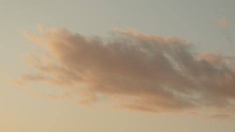 Pastellfarbener-Sonnenuntergangshimmel-Mit-Weichen-Wolken.