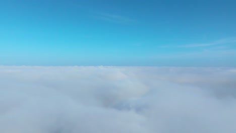Cloudscape-En-El-Cielo-Con-Horizonte-De-Cielo-Azul