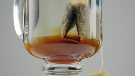 Fresh-teabag-in-a-glass-of-hot-water---close-up-on-a-turntable
