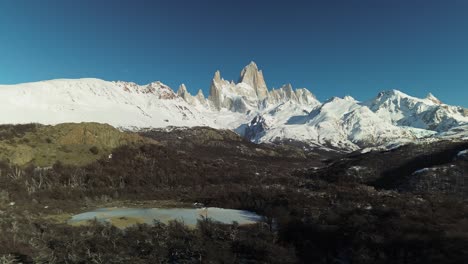 Montaña-Fitz-Roy-En-La-Patagonia-Cerca-De-Chile-Y-Argentina,-Paisaje-Aéreo