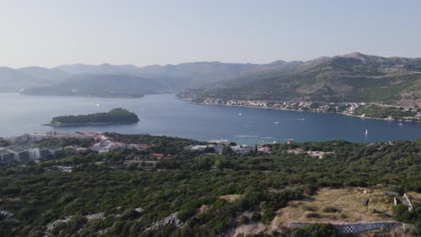 Vista-Aérea-De-La-Pequeña-Isla-Croata-Deshabitada-Daksa-Cerca-De-Dubrovnik,-Hermosos-Paisajes