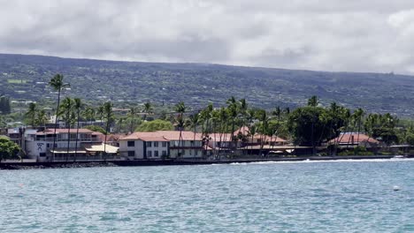 Cinematic-panning-shot-of-Kailua-Bay-along-the-historic-waterfront-of-Kona-Town-on-the-Big-Island-of-Hawai'i