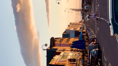 Sicherheit-In-Der-Stadt:-Kinder-überqueren-Die-Hauptstraße-In-Bantry,-Irland,-Inmitten-Eines-Wunderschönen-Sonnenuntergangs-–-Vertikales-Video