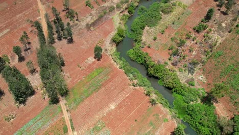Luftaufnahme-Von-Landwirtschaftlichem-Ackerland-Mit-Bewässerungskanal-In-Afrika