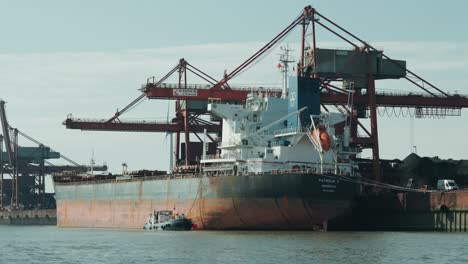 Containerschiff-Im-Hintergrund-Angedockt-Und-Mit-Kohle-Betankt