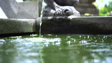 Wasser-Läuft-In-Zeitlupe-Im-Wasserbrunnen-Eines-örtlichen-Religiösen-Tempels-Auf-Bali
