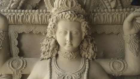 Skulptur-Hinduistischer-Götter-Und-Göttinnen,-Hergestellt-Von-Armen-Bildhauern-Im-Ländlichen-Indien