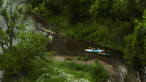 Canoas-Kayak-Gente-Remando-En-Un-Pequeño-Arroyo-Empujado-Por-La-Corriente-En-El-Río-Zumbro