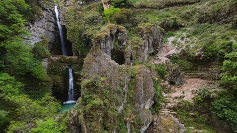 Hombre-Preparándose-Para-Entrar-En-Una-Cueva-Y-Descubrir-Las-Cascadas-Ujëvara-Y-Peshturës-En-La-Cima-De-Una-Montaña-En-Albania