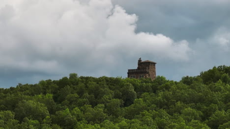 The-Dromborg-Castle-Amidst-Forested-Mountainside-Of-Ozark-Mountains-In-Fayetteville,-Arkansas