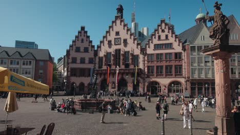 Static-wide-angle-view-facing-iconic-half-timber-facade-in-Romerberg-Market-square