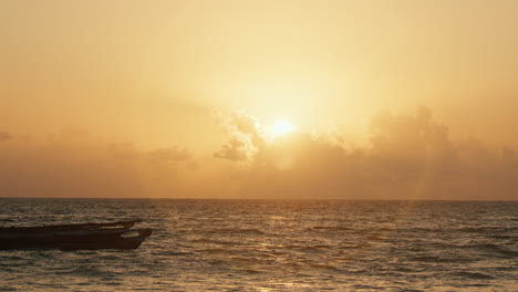 Sonnenuntergang-über-Dem-Meer-Mit-Der-Silhouette-Eines-Bootes