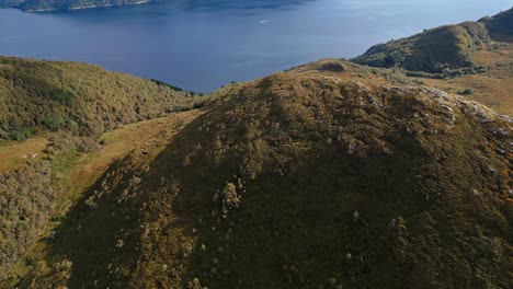Luftaufnahmen-über-Den-Schroffen-Hügeln-Und-Seen-In-Der-Nähe-Von-Lauvstad-In-Der-Gemeinde-Volda,-Norwegen
