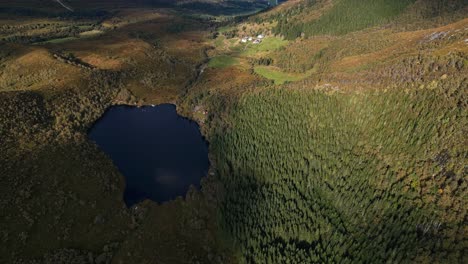 Luftaufnahmen-über-Den-Seen-Und-Schroffen-Hügeln-In-Der-Nähe-Von-Lauvstad-In-Der-Gemeinde-Volda,-Norwegen