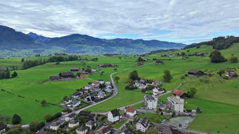 Kleines-Schweizer-Dorf-Tuggen-Im-Kanton-Schwyz,-Schweiz