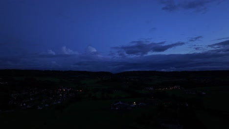 Der-Tiefblaue-Und-Wolkenverhangene-Horizont-überragt-Das-Kleine-Dorf-Unten